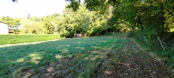 Pranzac, terrain plat avec CU de 1393 m², divisible.