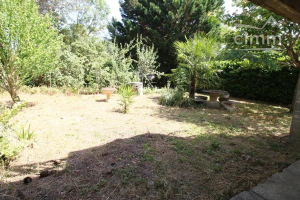SOUS COMPROMIS une villa de 153 m² avec un jardin clôturé.