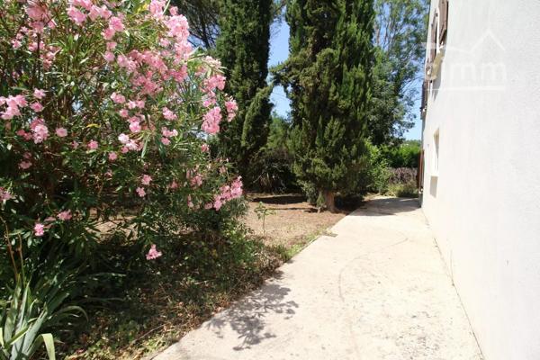 SOUS COMPROMIS une villa de 153 m² avec un jardin clôturé.