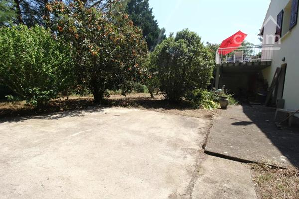 SOUS COMPROMIS une villa de 153 m² avec un jardin clôturé.