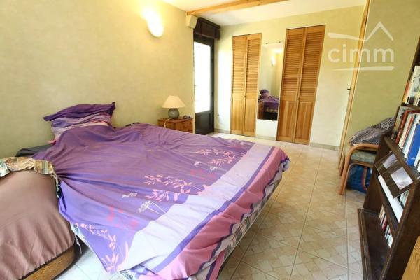 SOUS COMPROMIS une villa de 153 m² avec un jardin clôturé.