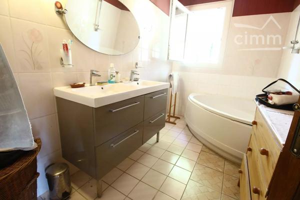 SOUS COMPROMIS une villa de 153 m² avec un jardin clôturé.