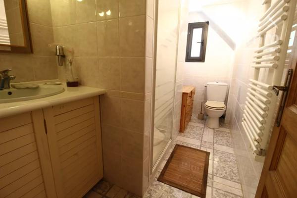 SOUS COMPROMIS une villa de 153 m² avec un jardin clôturé.