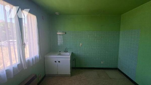 A vendre à LAON ville basse, dans un quartier résidentiel tranquille, pavillon début années 80 ...