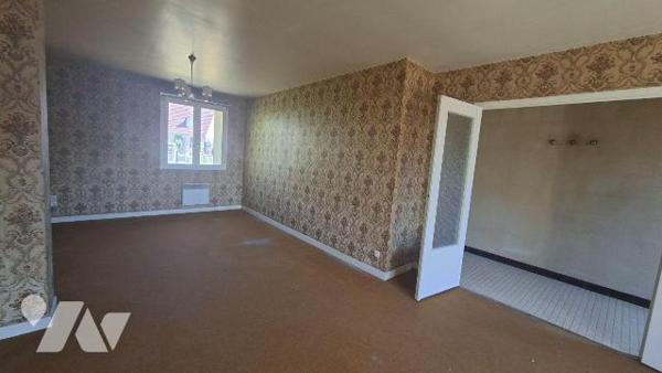 A vendre à LAON ville basse, dans un quartier résidentiel tranquille, pavillon début années 80 ...