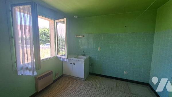 A vendre à LAON ville basse, dans un quartier résidentiel tranquille, pavillon début années 80 ...