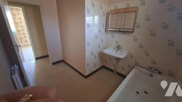 A vendre à LAON ville basse, dans un quartier résidentiel tranquille, pavillon début années 80 ...