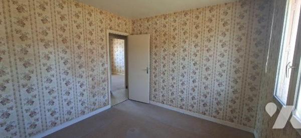 A vendre à LAON ville basse, dans un quartier résidentiel tranquille, pavillon début années 80 ...