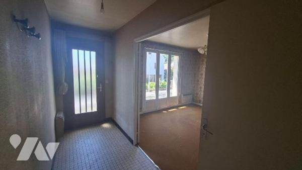 A vendre à LAON ville basse, dans un quartier résidentiel tranquille, pavillon début années 80 ...