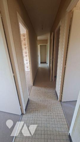 A vendre à LAON ville basse, dans un quartier résidentiel tranquille, pavillon début années 80 ...