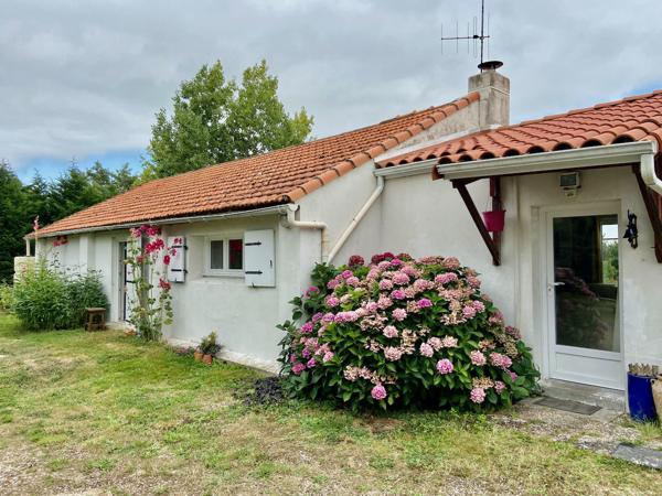 Longère au coeur du marais breton avec dépendances
