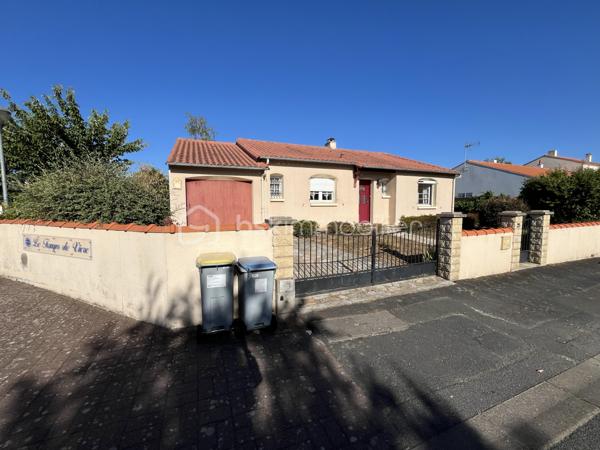 À la recherche d’une maison familiale fonctionnelle, lumineuse et idéalement située aux Sorinières ?

Découvrez cette agréable maison de plein pied sans vis à vis construite en 1988, offrant 92,19 m² habitables (148,52 m² au sol) sur une parcelle de 504 m² exposée sud-ouest.

Elle se compose d’une belle pièce de vie lumineuse avec une cheminée, d’une cuisine équipée (plaque, four, lave vaisselle) et d'une arrière cuisine, de trois chambres, d’une salle de bains et de WC indépendants. 

Vous profiterez également de nombreux espaces annexes particulièrement recherchés :
• un grand garage de 30m2,
• un grenier offrant un important volume de stockage,
• une dépendance permettant d’aménager un atelier ainsi qu’un abri de jardin.

Son jardin et sa terrasse exposé sud-ouest sont parfaits pour profiter des belles journées en toute tranquillité.

Les atouts :
✅ Maison de 1988 bien entretenue
✅ 92,19 m² habitables – 148,52 m² au sol
✅ Terrain de 504 m² - Exposition Sud Ouest
✅ Proximité des transports en commun (Chronobus C4, ligne 104 - 362 - 380, 15 minutes de l'aéroport)
✅ 3 chambres
✅ Volets électriques
✅ Grand garage + grenier, dépendance atelier / abri de jardin
✅ DPE : C

Une maison idéale pour une famille souhaitant s’installer dans un environnement recherché, à proximité des commerces, écoles et des accès vers Nantes.

Pour plus d’informations ou organiser une visite, contactez-moi.