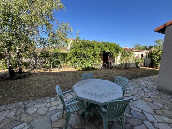 À la recherche d’une maison familiale fonctionnelle, lumineuse et idéalement située aux Sorinières ?

Découvrez cette agréable maison de plein pied sans vis à vis construite en 1988, offrant 92,19 m² habitables (148,52 m² au sol) sur une parcelle de 504 m² exposée sud-ouest.

Elle se compose d’une belle pièce de vie lumineuse avec une cheminée, d’une cuisine équipée (plaque, four, lave vaisselle) et d'une arrière cuisine, de trois chambres, d’une salle de bains et de WC indépendants. 

Vous profiterez également de nombreux espaces annexes particulièrement recherchés :
• un grand garage de 30m2,
• un grenier offrant un important volume de stockage,
• une dépendance permettant d’aménager un atelier ainsi qu’un abri de jardin.

Son jardin et sa terrasse exposé sud-ouest sont parfaits pour profiter des belles journées en toute tranquillité.

Les atouts :
✅ Maison de 1988 bien entretenue
✅ 92,19 m² habitables – 148,52 m² au sol
✅ Terrain de 504 m² - Exposition Sud Ouest
✅ Proximité des transports en commun (Chronobus C4, ligne 104 - 362 - 380, 15 minutes de l'aéroport)
✅ 3 chambres
✅ Volets électriques
✅ Grand garage + grenier, dépendance atelier / abri de jardin
✅ DPE : C

Une maison idéale pour une famille souhaitant s’installer dans un environnement recherché, à proximité des commerces, écoles et des accès vers Nantes.

Pour plus d’informations ou organiser une visite, contactez-moi.