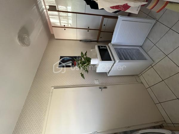 À la recherche d’une maison familiale fonctionnelle, lumineuse et idéalement située aux Sorinières ?

Découvrez cette agréable maison de plein pied sans vis à vis construite en 1988, offrant 92,19 m² habitables (148,52 m² au sol) sur une parcelle de 504 m² exposée sud-ouest.

Elle se compose d’une belle pièce de vie lumineuse avec une cheminée, d’une cuisine équipée (plaque, four, lave vaisselle) et d'une arrière cuisine, de trois chambres, d’une salle de bains et de WC indépendants. 

Vous profiterez également de nombreux espaces annexes particulièrement recherchés :
• un grand garage de 30m2,
• un grenier offrant un important volume de stockage,
• une dépendance permettant d’aménager un atelier ainsi qu’un abri de jardin.

Son jardin et sa terrasse exposé sud-ouest sont parfaits pour profiter des belles journées en toute tranquillité.

Les atouts :
✅ Maison de 1988 bien entretenue
✅ 92,19 m² habitables – 148,52 m² au sol
✅ Terrain de 504 m² - Exposition Sud Ouest
✅ Proximité des transports en commun (Chronobus C4, ligne 104 - 362 - 380, 15 minutes de l'aéroport)
✅ 3 chambres
✅ Volets électriques
✅ Grand garage + grenier, dépendance atelier / abri de jardin
✅ DPE : C

Une maison idéale pour une famille souhaitant s’installer dans un environnement recherché, à proximité des commerces, écoles et des accès vers Nantes.

Pour plus d’informations ou organiser une visite, contactez-moi.
