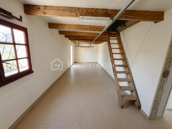 À la recherche d’une maison familiale fonctionnelle, lumineuse et idéalement située aux Sorinières ?

Découvrez cette agréable maison de plein pied sans vis à vis construite en 1988, offrant 92,19 m² habitables (148,52 m² au sol) sur une parcelle de 504 m² exposée sud-ouest.

Elle se compose d’une belle pièce de vie lumineuse avec une cheminée, d’une cuisine équipée (plaque, four, lave vaisselle) et d'une arrière cuisine, de trois chambres, d’une salle de bains et de WC indépendants. 

Vous profiterez également de nombreux espaces annexes particulièrement recherchés :
• un grand garage de 30m2,
• un grenier offrant un important volume de stockage,
• une dépendance permettant d’aménager un atelier ainsi qu’un abri de jardin.

Son jardin et sa terrasse exposé sud-ouest sont parfaits pour profiter des belles journées en toute tranquillité.

Les atouts :
✅ Maison de 1988 bien entretenue
✅ 92,19 m² habitables – 148,52 m² au sol
✅ Terrain de 504 m² - Exposition Sud Ouest
✅ Proximité des transports en commun (Chronobus C4, ligne 104 - 362 - 380, 15 minutes de l'aéroport)
✅ 3 chambres
✅ Volets électriques
✅ Grand garage + grenier, dépendance atelier / abri de jardin
✅ DPE : C

Une maison idéale pour une famille souhaitant s’installer dans un environnement recherché, à proximité des commerces, écoles et des accès vers Nantes.

Pour plus d’informations ou organiser une visite, contactez-moi.