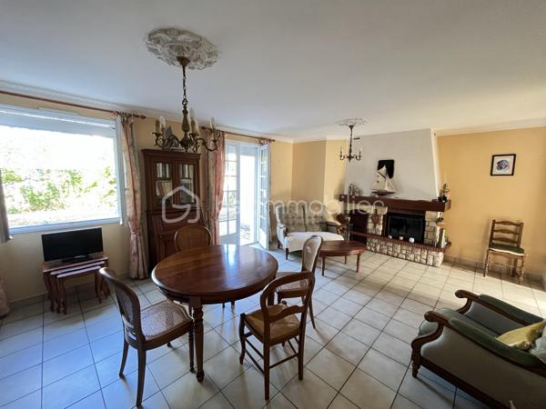 À la recherche d’une maison familiale fonctionnelle, lumineuse et idéalement située aux Sorinières ?

Découvrez cette agréable maison de plein pied sans vis à vis construite en 1988, offrant 92,19 m² habitables (148,52 m² au sol) sur une parcelle de 504 m² exposée sud-ouest.

Elle se compose d’une belle pièce de vie lumineuse avec une cheminée, d’une cuisine équipée (plaque, four, lave vaisselle) et d'une arrière cuisine, de trois chambres, d’une salle de bains et de WC indépendants. 

Vous profiterez également de nombreux espaces annexes particulièrement recherchés :
• un grand garage de 30m2,
• un grenier offrant un important volume de stockage,
• une dépendance permettant d’aménager un atelier ainsi qu’un abri de jardin.

Son jardin et sa terrasse exposé sud-ouest sont parfaits pour profiter des belles journées en toute tranquillité.

Les atouts :
✅ Maison de 1988 bien entretenue
✅ 92,19 m² habitables – 148,52 m² au sol
✅ Terrain de 504 m² - Exposition Sud Ouest
✅ Proximité des transports en commun (Chronobus C4, ligne 104 - 362 - 380, 15 minutes de l'aéroport)
✅ 3 chambres
✅ Volets électriques
✅ Grand garage + grenier, dépendance atelier / abri de jardin
✅ DPE : C

Une maison idéale pour une famille souhaitant s’installer dans un environnement recherché, à proximité des commerces, écoles et des accès vers Nantes.

Pour plus d’informations ou organiser une visite, contactez-moi.