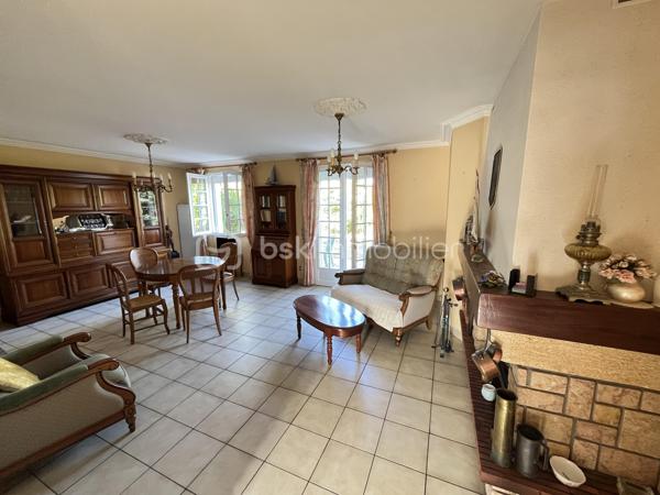 À la recherche d’une maison familiale fonctionnelle, lumineuse et idéalement située aux Sorinières ?

Découvrez cette agréable maison de plein pied sans vis à vis construite en 1988, offrant 92,19 m² habitables (148,52 m² au sol) sur une parcelle de 504 m² exposée sud-ouest.

Elle se compose d’une belle pièce de vie lumineuse avec une cheminée, d’une cuisine équipée (plaque, four, lave vaisselle) et d'une arrière cuisine, de trois chambres, d’une salle de bains et de WC indépendants. 

Vous profiterez également de nombreux espaces annexes particulièrement recherchés :
• un grand garage de 30m2,
• un grenier offrant un important volume de stockage,
• une dépendance permettant d’aménager un atelier ainsi qu’un abri de jardin.

Son jardin et sa terrasse exposé sud-ouest sont parfaits pour profiter des belles journées en toute tranquillité.

Les atouts :
✅ Maison de 1988 bien entretenue
✅ 92,19 m² habitables – 148,52 m² au sol
✅ Terrain de 504 m² - Exposition Sud Ouest
✅ Proximité des transports en commun (Chronobus C4, ligne 104 - 362 - 380, 15 minutes de l'aéroport)
✅ 3 chambres
✅ Volets électriques
✅ Grand garage + grenier, dépendance atelier / abri de jardin
✅ DPE : C

Une maison idéale pour une famille souhaitant s’installer dans un environnement recherché, à proximité des commerces, écoles et des accès vers Nantes.

Pour plus d’informations ou organiser une visite, contactez-moi.