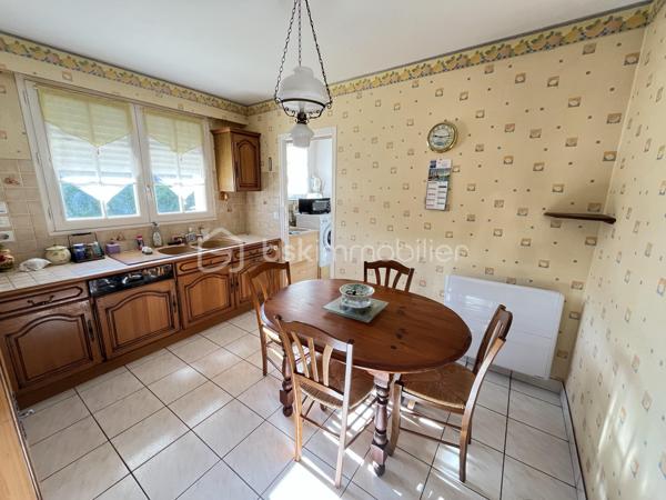 À la recherche d’une maison familiale fonctionnelle, lumineuse et idéalement située aux Sorinières ?

Découvrez cette agréable maison de plein pied sans vis à vis construite en 1988, offrant 92,19 m² habitables (148,52 m² au sol) sur une parcelle de 504 m² exposée sud-ouest.

Elle se compose d’une belle pièce de vie lumineuse avec une cheminée, d’une cuisine équipée (plaque, four, lave vaisselle) et d'une arrière cuisine, de trois chambres, d’une salle de bains et de WC indépendants. 

Vous profiterez également de nombreux espaces annexes particulièrement recherchés :
• un grand garage de 30m2,
• un grenier offrant un important volume de stockage,
• une dépendance permettant d’aménager un atelier ainsi qu’un abri de jardin.

Son jardin et sa terrasse exposé sud-ouest sont parfaits pour profiter des belles journées en toute tranquillité.

Les atouts :
✅ Maison de 1988 bien entretenue
✅ 92,19 m² habitables – 148,52 m² au sol
✅ Terrain de 504 m² - Exposition Sud Ouest
✅ Proximité des transports en commun (Chronobus C4, ligne 104 - 362 - 380, 15 minutes de l'aéroport)
✅ 3 chambres
✅ Volets électriques
✅ Grand garage + grenier, dépendance atelier / abri de jardin
✅ DPE : C

Une maison idéale pour une famille souhaitant s’installer dans un environnement recherché, à proximité des commerces, écoles et des accès vers Nantes.

Pour plus d’informations ou organiser une visite, contactez-moi.