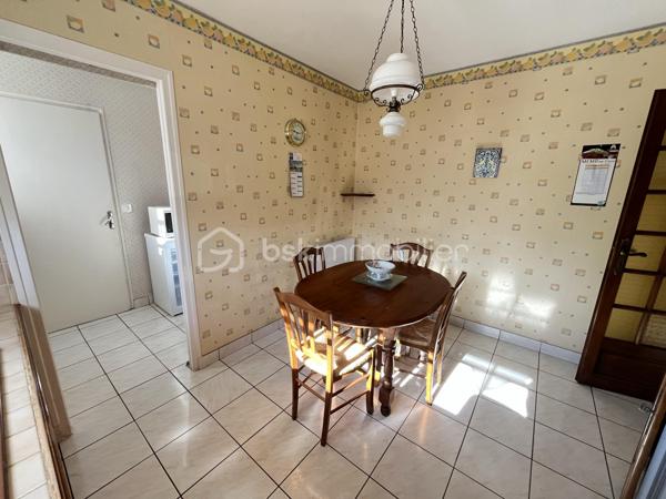 À la recherche d’une maison familiale fonctionnelle, lumineuse et idéalement située aux Sorinières ?

Découvrez cette agréable maison de plein pied sans vis à vis construite en 1988, offrant 92,19 m² habitables (148,52 m² au sol) sur une parcelle de 504 m² exposée sud-ouest.

Elle se compose d’une belle pièce de vie lumineuse avec une cheminée, d’une cuisine équipée (plaque, four, lave vaisselle) et d'une arrière cuisine, de trois chambres, d’une salle de bains et de WC indépendants. 

Vous profiterez également de nombreux espaces annexes particulièrement recherchés :
• un grand garage de 30m2,
• un grenier offrant un important volume de stockage,
• une dépendance permettant d’aménager un atelier ainsi qu’un abri de jardin.

Son jardin et sa terrasse exposé sud-ouest sont parfaits pour profiter des belles journées en toute tranquillité.

Les atouts :
✅ Maison de 1988 bien entretenue
✅ 92,19 m² habitables – 148,52 m² au sol
✅ Terrain de 504 m² - Exposition Sud Ouest
✅ Proximité des transports en commun (Chronobus C4, ligne 104 - 362 - 380, 15 minutes de l'aéroport)
✅ 3 chambres
✅ Volets électriques
✅ Grand garage + grenier, dépendance atelier / abri de jardin
✅ DPE : C

Une maison idéale pour une famille souhaitant s’installer dans un environnement recherché, à proximité des commerces, écoles et des accès vers Nantes.

Pour plus d’informations ou organiser une visite, contactez-moi.