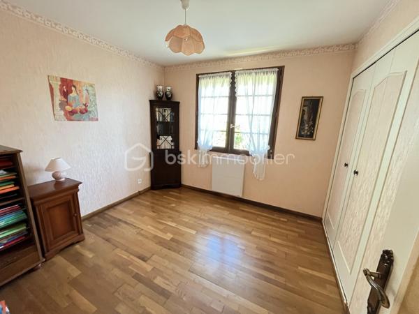 À la recherche d’une maison familiale fonctionnelle, lumineuse et idéalement située aux Sorinières ?

Découvrez cette agréable maison de plein pied sans vis à vis construite en 1988, offrant 92,19 m² habitables (148,52 m² au sol) sur une parcelle de 504 m² exposée sud-ouest.

Elle se compose d’une belle pièce de vie lumineuse avec une cheminée, d’une cuisine équipée (plaque, four, lave vaisselle) et d'une arrière cuisine, de trois chambres, d’une salle de bains et de WC indépendants. 

Vous profiterez également de nombreux espaces annexes particulièrement recherchés :
• un grand garage de 30m2,
• un grenier offrant un important volume de stockage,
• une dépendance permettant d’aménager un atelier ainsi qu’un abri de jardin.

Son jardin et sa terrasse exposé sud-ouest sont parfaits pour profiter des belles journées en toute tranquillité.

Les atouts :
✅ Maison de 1988 bien entretenue
✅ 92,19 m² habitables – 148,52 m² au sol
✅ Terrain de 504 m² - Exposition Sud Ouest
✅ Proximité des transports en commun (Chronobus C4, ligne 104 - 362 - 380, 15 minutes de l'aéroport)
✅ 3 chambres
✅ Volets électriques
✅ Grand garage + grenier, dépendance atelier / abri de jardin
✅ DPE : C

Une maison idéale pour une famille souhaitant s’installer dans un environnement recherché, à proximité des commerces, écoles et des accès vers Nantes.

Pour plus d’informations ou organiser une visite, contactez-moi.