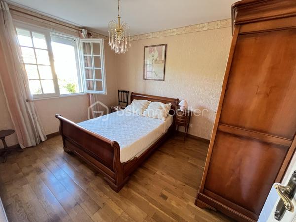 À la recherche d’une maison familiale fonctionnelle, lumineuse et idéalement située aux Sorinières ?

Découvrez cette agréable maison de plein pied sans vis à vis construite en 1988, offrant 92,19 m² habitables (148,52 m² au sol) sur une parcelle de 504 m² exposée sud-ouest.

Elle se compose d’une belle pièce de vie lumineuse avec une cheminée, d’une cuisine équipée (plaque, four, lave vaisselle) et d'une arrière cuisine, de trois chambres, d’une salle de bains et de WC indépendants. 

Vous profiterez également de nombreux espaces annexes particulièrement recherchés :
• un grand garage de 30m2,
• un grenier offrant un important volume de stockage,
• une dépendance permettant d’aménager un atelier ainsi qu’un abri de jardin.

Son jardin et sa terrasse exposé sud-ouest sont parfaits pour profiter des belles journées en toute tranquillité.

Les atouts :
✅ Maison de 1988 bien entretenue
✅ 92,19 m² habitables – 148,52 m² au sol
✅ Terrain de 504 m² - Exposition Sud Ouest
✅ Proximité des transports en commun (Chronobus C4, ligne 104 - 362 - 380, 15 minutes de l'aéroport)
✅ 3 chambres
✅ Volets électriques
✅ Grand garage + grenier, dépendance atelier / abri de jardin
✅ DPE : C

Une maison idéale pour une famille souhaitant s’installer dans un environnement recherché, à proximité des commerces, écoles et des accès vers Nantes.

Pour plus d’informations ou organiser une visite, contactez-moi.