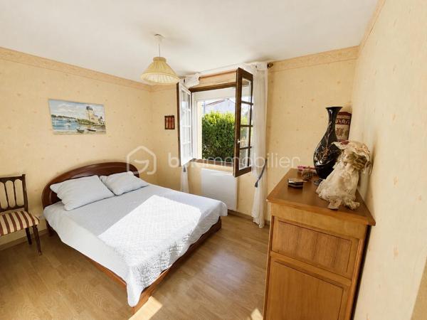 À la recherche d’une maison familiale fonctionnelle, lumineuse et idéalement située aux Sorinières ?

Découvrez cette agréable maison de plein pied sans vis à vis construite en 1988, offrant 92,19 m² habitables (148,52 m² au sol) sur une parcelle de 504 m² exposée sud-ouest.

Elle se compose d’une belle pièce de vie lumineuse avec une cheminée, d’une cuisine équipée (plaque, four, lave vaisselle) et d'une arrière cuisine, de trois chambres, d’une salle de bains et de WC indépendants. 

Vous profiterez également de nombreux espaces annexes particulièrement recherchés :
• un grand garage de 30m2,
• un grenier offrant un important volume de stockage,
• une dépendance permettant d’aménager un atelier ainsi qu’un abri de jardin.

Son jardin et sa terrasse exposé sud-ouest sont parfaits pour profiter des belles journées en toute tranquillité.

Les atouts :
✅ Maison de 1988 bien entretenue
✅ 92,19 m² habitables – 148,52 m² au sol
✅ Terrain de 504 m² - Exposition Sud Ouest
✅ Proximité des transports en commun (Chronobus C4, ligne 104 - 362 - 380, 15 minutes de l'aéroport)
✅ 3 chambres
✅ Volets électriques
✅ Grand garage + grenier, dépendance atelier / abri de jardin
✅ DPE : C

Une maison idéale pour une famille souhaitant s’installer dans un environnement recherché, à proximité des commerces, écoles et des accès vers Nantes.

Pour plus d’informations ou organiser une visite, contactez-moi.