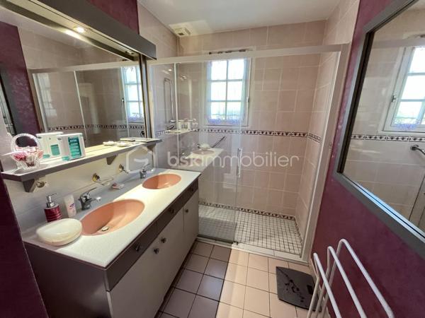 À la recherche d’une maison familiale fonctionnelle, lumineuse et idéalement située aux Sorinières ?

Découvrez cette agréable maison de plein pied sans vis à vis construite en 1988, offrant 92,19 m² habitables (148,52 m² au sol) sur une parcelle de 504 m² exposée sud-ouest.

Elle se compose d’une belle pièce de vie lumineuse avec une cheminée, d’une cuisine équipée (plaque, four, lave vaisselle) et d'une arrière cuisine, de trois chambres, d’une salle de bains et de WC indépendants. 

Vous profiterez également de nombreux espaces annexes particulièrement recherchés :
• un grand garage de 30m2,
• un grenier offrant un important volume de stockage,
• une dépendance permettant d’aménager un atelier ainsi qu’un abri de jardin.

Son jardin et sa terrasse exposé sud-ouest sont parfaits pour profiter des belles journées en toute tranquillité.

Les atouts :
✅ Maison de 1988 bien entretenue
✅ 92,19 m² habitables – 148,52 m² au sol
✅ Terrain de 504 m² - Exposition Sud Ouest
✅ Proximité des transports en commun (Chronobus C4, ligne 104 - 362 - 380, 15 minutes de l'aéroport)
✅ 3 chambres
✅ Volets électriques
✅ Grand garage + grenier, dépendance atelier / abri de jardin
✅ DPE : C

Une maison idéale pour une famille souhaitant s’installer dans un environnement recherché, à proximité des commerces, écoles et des accès vers Nantes.

Pour plus d’informations ou organiser une visite, contactez-moi.