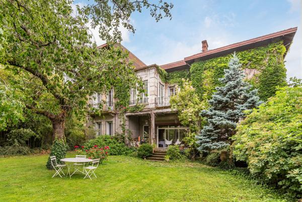 Maison 355 m² + dépendance 100 m² jardin 1130 m²