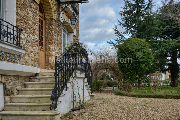 Belle propriété 1900 à rénover sur 1076m2 de terrain divisible.