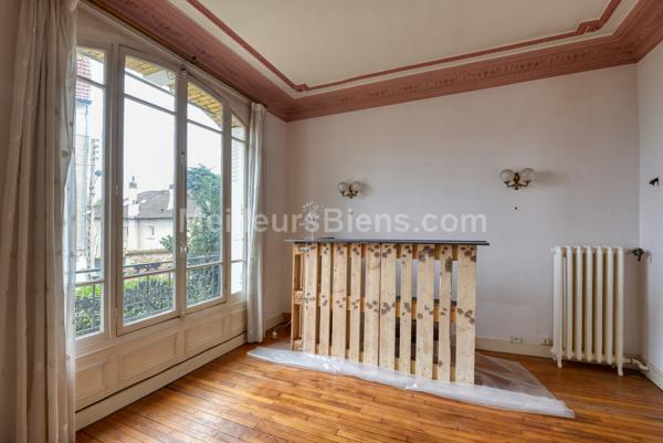  Belle propriété 1900 à rénover sur 1076m2 de terrain divisible.