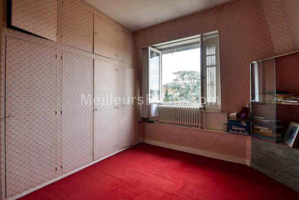  Belle propriété 1900 à rénover sur 1076m2 de terrain divisible.