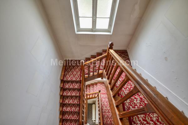  Belle propriété 1900 à rénover sur 1076m2 de terrain divisible.