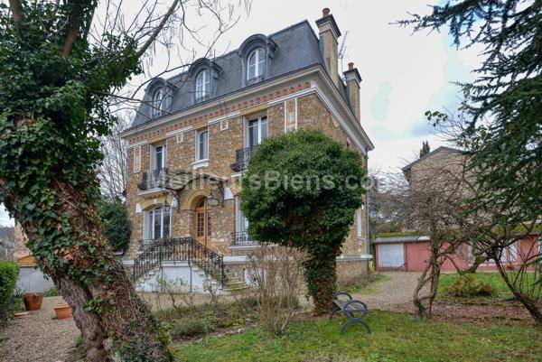  Belle propriété 1900 à rénover sur 1076m2 de terrain divisible.