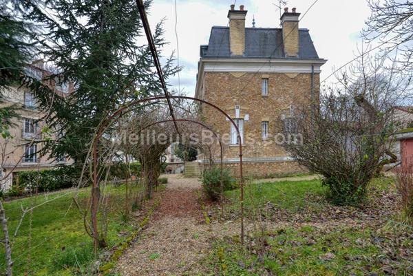  Belle propriété 1900 à rénover sur 1076m2 de terrain divisible.