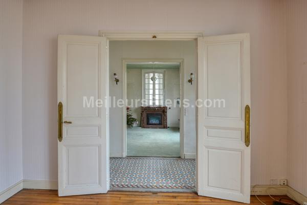  Belle propriété 1900 à rénover sur 1076m2 de terrain divisible.