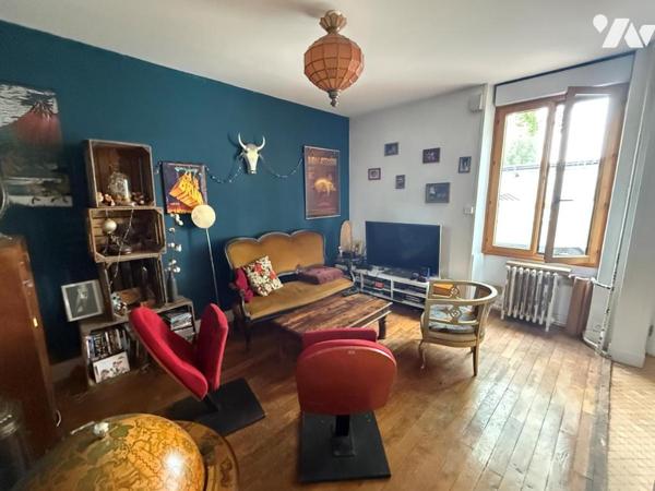 LAVAL, Face à la Mayenne, Maison de ville