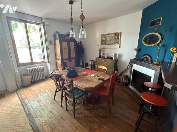 LAVAL, Face à la Mayenne, Maison de ville