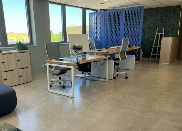 Bureaux récents à vendre à Valence Lautagne avec terrasse partagée et parkings privatifs