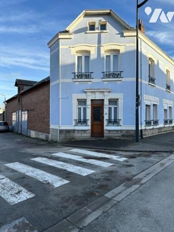 Maison donnant sur 2 rues à vendre sur la commune de BAPAUME comprenant rdc: entrée, salle à ma...