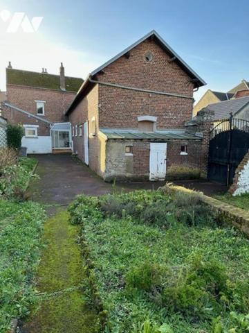 Maison donnant sur 2 rues à vendre sur la commune de BAPAUME comprenant rdc: entrée, salle à ma...