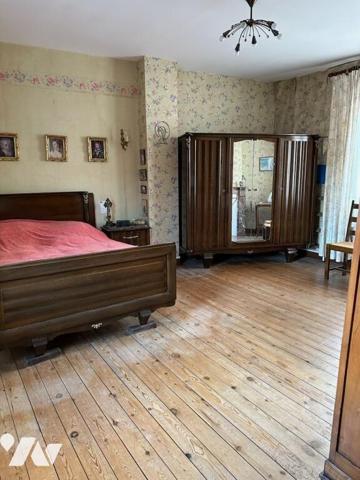 Maison donnant sur 2 rues à vendre sur la commune de BAPAUME comprenant rdc: entrée, salle à ma...