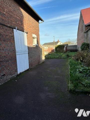 Maison donnant sur 2 rues à vendre sur la commune de BAPAUME comprenant rdc: entrée, salle à ma...
