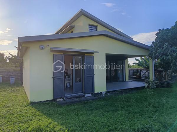 Découvrez cette charmante maison récente de 97 m² construite en 2018 sur un terrain clos et arboré de 385 m², à proximité de St-Anne, la frontière entre confort moderne et tranquillité. Située dans un environnement calme, elle offre un cadre de vie idéal pour un couple avec enfants.

Cette maison de 4 pièces s'étend sur deux niveaux, vous y trouverez :
- Un grand salon/séjour de 30 m2 lumineux avec cuisine ouverte de 10 m2 aménagée et équipée.
- Une salle de bain avec baignoire et des toilettes séparés.
- A l'étage, sous comble, une chambre spacieuse de 17m2 et un coin bureau ouvert.
- Au rez-de-chaussée 2 chambres de 10 m2 et 9m2.
- Une terrasse couverte et une grande terrasse en bois. Vous trouverez 3 places de parking fermées et sécurisées additionnées d'un grand parking à l'entrée du lotissement, deux agréables terrasses  pour profiter d'agréables moments de détente en plein air et en famille. 

Proche des commodités et services essentiels, hôpital de l'Est à moins de 10mn, c'est une opportunité à ne pas manquer pour ceux désirant combiner confort et praticité. Cette maison de charme vous est proposée pour la somme de 272 000€ (HAI à la charge du vendeur), la taxe foncière est de 1536€, le tout à l'égout lui apporte un avantage. Alors ce bien vous intéresse! n'hésitez pas à prendre contact avec Joël KOEHL  EI, agent  mandataire BSK Immobilier sous le numéro RSAC: 523321974 de Saint-Denis de la Réunion,