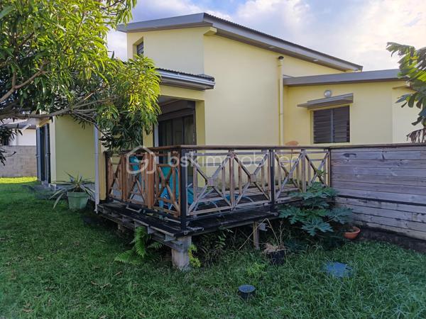Découvrez cette charmante maison récente de 97 m² construite en 2018 sur un terrain clos et arboré de 385 m², à proximité de St-Anne, la frontière entre confort moderne et tranquillité. Située dans un environnement calme, elle offre un cadre de vie idéal pour un couple avec enfants.

Cette maison de 4 pièces s'étend sur deux niveaux, vous y trouverez :
- Un grand salon/séjour de 30 m2 lumineux avec cuisine ouverte de 10 m2 aménagée et équipée.
- Une salle de bain avec baignoire et des toilettes séparés.
- A l'étage, sous comble, une chambre spacieuse de 17m2 et un coin bureau ouvert.
- Au rez-de-chaussée 2 chambres de 10 m2 et 9m2.
- Une terrasse couverte et une grande terrasse en bois. Vous trouverez 3 places de parking fermées et sécurisées additionnées d'un grand parking à l'entrée du lotissement, deux agréables terrasses  pour profiter d'agréables moments de détente en plein air et en famille. 

Proche des commodités et services essentiels, hôpital de l'Est à moins de 10mn, c'est une opportunité à ne pas manquer pour ceux désirant combiner confort et praticité. Cette maison de charme vous est proposée pour la somme de 272 000€ (HAI à la charge du vendeur), la taxe foncière est de 1536€, le tout à l'égout lui apporte un avantage. Alors ce bien vous intéresse! n'hésitez pas à prendre contact avec Joël KOEHL  EI, agent  mandataire BSK Immobilier sous le numéro RSAC: 523321974 de Saint-Denis de la Réunion,