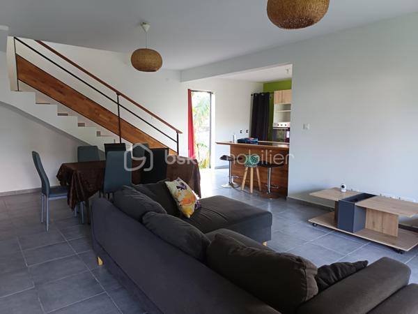 Découvrez cette charmante maison récente de 97 m² construite en 2018 sur un terrain clos et arboré de 385 m², à proximité de St-Anne, la frontière entre confort moderne et tranquillité. Située dans un environnement calme, elle offre un cadre de vie idéal pour un couple avec enfants.

Cette maison de 4 pièces s'étend sur deux niveaux, vous y trouverez :
- Un grand salon/séjour de 30 m2 lumineux avec cuisine ouverte de 10 m2 aménagée et équipée.
- Une salle de bain avec baignoire et des toilettes séparés.
- A l'étage, sous comble, une chambre spacieuse de 17m2 et un coin bureau ouvert.
- Au rez-de-chaussée 2 chambres de 10 m2 et 9m2.
- Une terrasse couverte et une grande terrasse en bois. Vous trouverez 3 places de parking fermées et sécurisées additionnées d'un grand parking à l'entrée du lotissement, deux agréables terrasses  pour profiter d'agréables moments de détente en plein air et en famille. 

Proche des commodités et services essentiels, hôpital de l'Est à moins de 10mn, c'est une opportunité à ne pas manquer pour ceux désirant combiner confort et praticité. Cette maison de charme vous est proposée pour la somme de 272 000€ (HAI à la charge du vendeur), la taxe foncière est de 1536€, le tout à l'égout lui apporte un avantage. Alors ce bien vous intéresse! n'hésitez pas à prendre contact avec Joël KOEHL  EI, agent  mandataire BSK Immobilier sous le numéro RSAC: 523321974 de Saint-Denis de la Réunion,