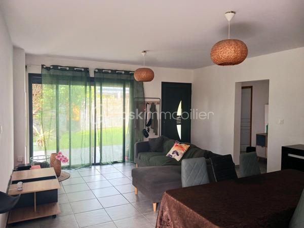 Découvrez cette charmante maison récente de 97 m² construite en 2018 sur un terrain clos et arboré de 385 m², à proximité de St-Anne, la frontière entre confort moderne et tranquillité. Située dans un environnement calme, elle offre un cadre de vie idéal pour un couple avec enfants.

Cette maison de 4 pièces s'étend sur deux niveaux, vous y trouverez :
- Un grand salon/séjour de 30 m2 lumineux avec cuisine ouverte de 10 m2 aménagée et équipée.
- Une salle de bain avec baignoire et des toilettes séparés.
- A l'étage, sous comble, une chambre spacieuse de 17m2 et un coin bureau ouvert.
- Au rez-de-chaussée 2 chambres de 10 m2 et 9m2.
- Une terrasse couverte et une grande terrasse en bois. Vous trouverez 3 places de parking fermées et sécurisées additionnées d'un grand parking à l'entrée du lotissement, deux agréables terrasses  pour profiter d'agréables moments de détente en plein air et en famille. 

Proche des commodités et services essentiels, hôpital de l'Est à moins de 10mn, c'est une opportunité à ne pas manquer pour ceux désirant combiner confort et praticité. Cette maison de charme vous est proposée pour la somme de 272 000€ (HAI à la charge du vendeur), la taxe foncière est de 1536€, le tout à l'égout lui apporte un avantage. Alors ce bien vous intéresse! n'hésitez pas à prendre contact avec Joël KOEHL  EI, agent  mandataire BSK Immobilier sous le numéro RSAC: 523321974 de Saint-Denis de la Réunion,