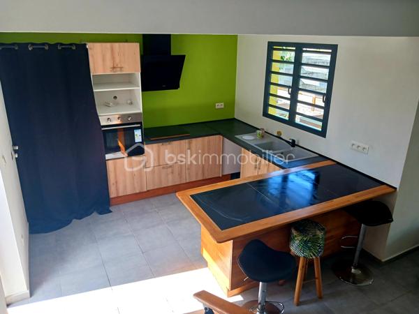 Découvrez cette charmante maison récente de 97 m² construite en 2018 sur un terrain clos et arboré de 385 m², à proximité de St-Anne, la frontière entre confort moderne et tranquillité. Située dans un environnement calme, elle offre un cadre de vie idéal pour un couple avec enfants.

Cette maison de 4 pièces s'étend sur deux niveaux, vous y trouverez :
- Un grand salon/séjour de 30 m2 lumineux avec cuisine ouverte de 10 m2 aménagée et équipée.
- Une salle de bain avec baignoire et des toilettes séparés.
- A l'étage, sous comble, une chambre spacieuse de 17m2 et un coin bureau ouvert.
- Au rez-de-chaussée 2 chambres de 10 m2 et 9m2.
- Une terrasse couverte et une grande terrasse en bois. Vous trouverez 3 places de parking fermées et sécurisées additionnées d'un grand parking à l'entrée du lotissement, deux agréables terrasses  pour profiter d'agréables moments de détente en plein air et en famille. 

Proche des commodités et services essentiels, hôpital de l'Est à moins de 10mn, c'est une opportunité à ne pas manquer pour ceux désirant combiner confort et praticité. Cette maison de charme vous est proposée pour la somme de 272 000€ (HAI à la charge du vendeur), la taxe foncière est de 1536€, le tout à l'égout lui apporte un avantage. Alors ce bien vous intéresse! n'hésitez pas à prendre contact avec Joël KOEHL  EI, agent  mandataire BSK Immobilier sous le numéro RSAC: 523321974 de Saint-Denis de la Réunion,