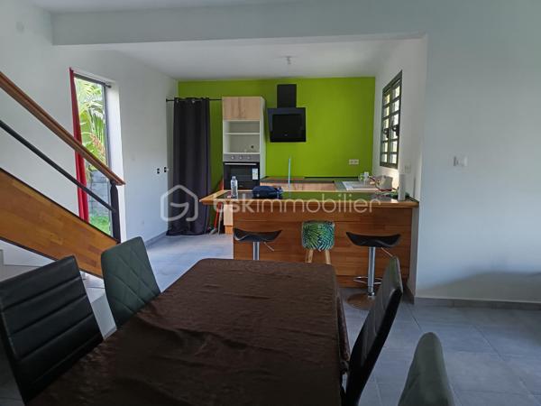Découvrez cette charmante maison récente de 97 m² construite en 2018 sur un terrain clos et arboré de 385 m², à proximité de St-Anne, la frontière entre confort moderne et tranquillité. Située dans un environnement calme, elle offre un cadre de vie idéal pour un couple avec enfants.

Cette maison de 4 pièces s'étend sur deux niveaux, vous y trouverez :
- Un grand salon/séjour de 30 m2 lumineux avec cuisine ouverte de 10 m2 aménagée et équipée.
- Une salle de bain avec baignoire et des toilettes séparés.
- A l'étage, sous comble, une chambre spacieuse de 17m2 et un coin bureau ouvert.
- Au rez-de-chaussée 2 chambres de 10 m2 et 9m2.
- Une terrasse couverte et une grande terrasse en bois. Vous trouverez 3 places de parking fermées et sécurisées additionnées d'un grand parking à l'entrée du lotissement, deux agréables terrasses  pour profiter d'agréables moments de détente en plein air et en famille. 

Proche des commodités et services essentiels, hôpital de l'Est à moins de 10mn, c'est une opportunité à ne pas manquer pour ceux désirant combiner confort et praticité. Cette maison de charme vous est proposée pour la somme de 272 000€ (HAI à la charge du vendeur), la taxe foncière est de 1536€, le tout à l'égout lui apporte un avantage. Alors ce bien vous intéresse! n'hésitez pas à prendre contact avec Joël KOEHL  EI, agent  mandataire BSK Immobilier sous le numéro RSAC: 523321974 de Saint-Denis de la Réunion,