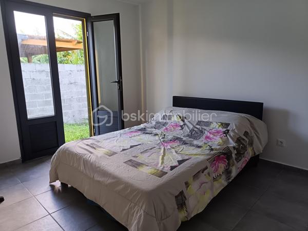 Découvrez cette charmante maison récente de 97 m² construite en 2018 sur un terrain clos et arboré de 385 m², à proximité de St-Anne, la frontière entre confort moderne et tranquillité. Située dans un environnement calme, elle offre un cadre de vie idéal pour un couple avec enfants.

Cette maison de 4 pièces s'étend sur deux niveaux, vous y trouverez :
- Un grand salon/séjour de 30 m2 lumineux avec cuisine ouverte de 10 m2 aménagée et équipée.
- Une salle de bain avec baignoire et des toilettes séparés.
- A l'étage, sous comble, une chambre spacieuse de 17m2 et un coin bureau ouvert.
- Au rez-de-chaussée 2 chambres de 10 m2 et 9m2.
- Une terrasse couverte et une grande terrasse en bois. Vous trouverez 3 places de parking fermées et sécurisées additionnées d'un grand parking à l'entrée du lotissement, deux agréables terrasses  pour profiter d'agréables moments de détente en plein air et en famille. 

Proche des commodités et services essentiels, hôpital de l'Est à moins de 10mn, c'est une opportunité à ne pas manquer pour ceux désirant combiner confort et praticité. Cette maison de charme vous est proposée pour la somme de 272 000€ (HAI à la charge du vendeur), la taxe foncière est de 1536€, le tout à l'égout lui apporte un avantage. Alors ce bien vous intéresse! n'hésitez pas à prendre contact avec Joël KOEHL  EI, agent  mandataire BSK Immobilier sous le numéro RSAC: 523321974 de Saint-Denis de la Réunion,