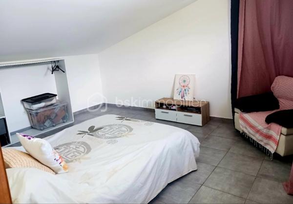 Découvrez cette charmante maison récente de 97 m² construite en 2018 sur un terrain clos et arboré de 385 m², à proximité de St-Anne, la frontière entre confort moderne et tranquillité. Située dans un environnement calme, elle offre un cadre de vie idéal pour un couple avec enfants.

Cette maison de 4 pièces s'étend sur deux niveaux, vous y trouverez :
- Un grand salon/séjour de 30 m2 lumineux avec cuisine ouverte de 10 m2 aménagée et équipée.
- Une salle de bain avec baignoire et des toilettes séparés.
- A l'étage, sous comble, une chambre spacieuse de 17m2 et un coin bureau ouvert.
- Au rez-de-chaussée 2 chambres de 10 m2 et 9m2.
- Une terrasse couverte et une grande terrasse en bois. Vous trouverez 3 places de parking fermées et sécurisées additionnées d'un grand parking à l'entrée du lotissement, deux agréables terrasses  pour profiter d'agréables moments de détente en plein air et en famille. 

Proche des commodités et services essentiels, hôpital de l'Est à moins de 10mn, c'est une opportunité à ne pas manquer pour ceux désirant combiner confort et praticité. Cette maison de charme vous est proposée pour la somme de 272 000€ (HAI à la charge du vendeur), la taxe foncière est de 1536€, le tout à l'égout lui apporte un avantage. Alors ce bien vous intéresse! n'hésitez pas à prendre contact avec Joël KOEHL  EI, agent  mandataire BSK Immobilier sous le numéro RSAC: 523321974 de Saint-Denis de la Réunion,
